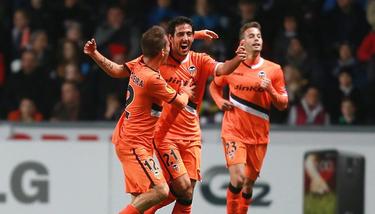 Dani Parejo (c) es felicitado por su gol al Swansea. | Cordon Press