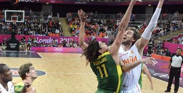 Pau Gasol pelea con Varejao. | EFE