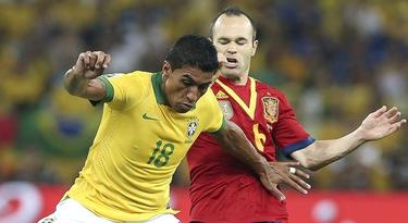 Paulinho, ante Iniesta en la final de la Copa Confederaciones. | EFE