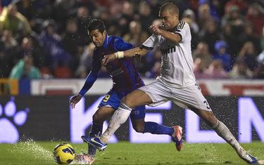 Pepe lucha por un baln con ngel durante el Levante-Real Madrid. | Cordon Press