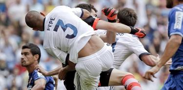 Pepe choca con Casillas. | Archivo