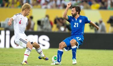 Pirlo (d), durante el partido del pasado mi�rcoles ante Jap�n. | EFE