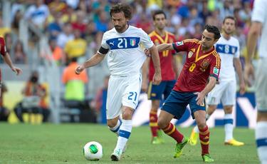 Pirlo se lleva la pelota ante Xavi en el Espaa-Italia. | Cordon Press