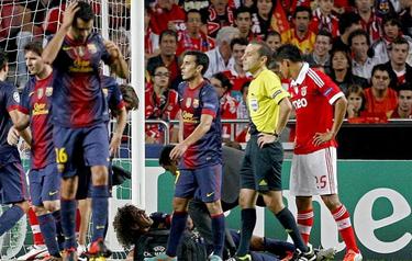 Caras serias en el Barcelona ante la lesin de Puyol en Lisboa. | EFE