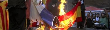 Imagen de archivo de nacionalistas catalanes quemando la bandera de España | EFE