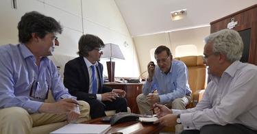 Rajoy, en el avin camino al G-20, despachando por telfono | Diego Crespo