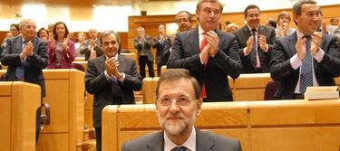 Rajoy, aplaudido por los suyos, en el Senado | Archivo