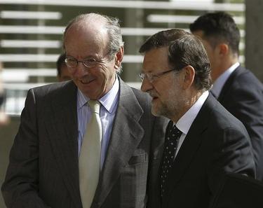 Mariano Rajoy junto al jefe de la Casa Real, Rafael Spottorno. | EFE