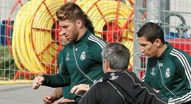Marcelo, Sergio Ramos y Di Mara, observados por Mourinho en el entrenamiento. | EFE