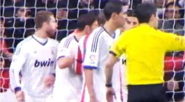 Momento en el que Sergio Ramos escupe a Diego Costa, captado por las cmaras de Cuatro.