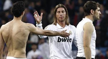 Ramos e Iker, al finalizar el encuentro. | EFE