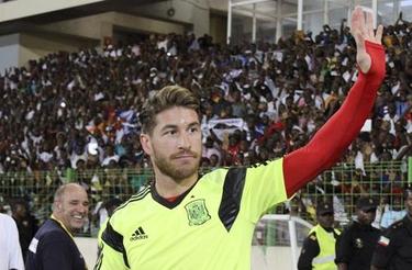 Sergio Ramos saluda al pblico en Guinea. | EFE