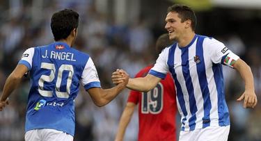 Jos ngel y Anstegui celebran uno de los goles de la Real Sociedad. | EFE