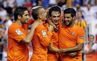 Los jugadores de la Real Sociedad celebran uno de los goles al Valencia. | EFE