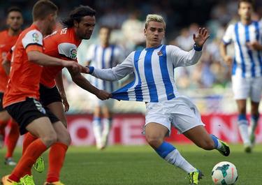 Sergio Snchez y Griezmann pugna por un baln. | EFE