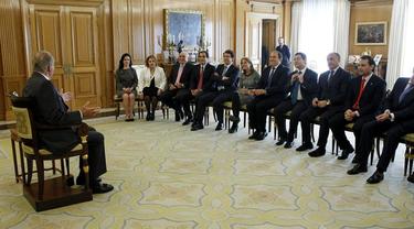 Don Juan Carlos ha pedido disculpas a los alcaldes por tener que atenderlos sentado. | EFE