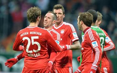 Ribry (2i) es felicitado por uno de sus dos goles al Werder Bremen. | Cordon Press