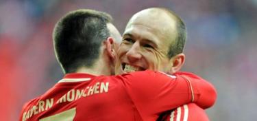 Ribery se abraza con Robben. | Archivo