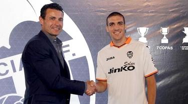 Oriol Romeu, presentado con el Valencia. | Foto: Twitter/@FootballWeb_es