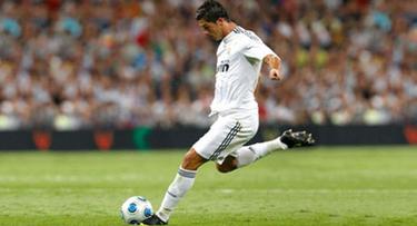 Cristiano Ronaldo, en el momento de ejecutar un golpe franco. 