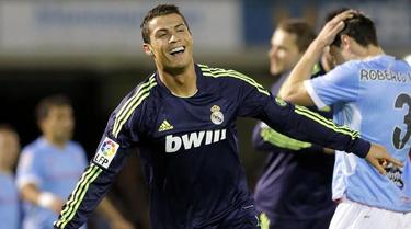 Ronaldo celebra uno de los dos tantos logrados esta noche en Balados. | EFE