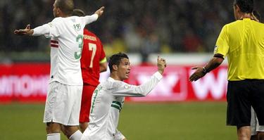 Ronaldo y Pepe protestan una jugada durante el partido. | EFE