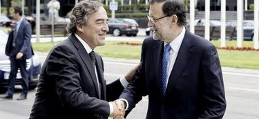 Juan Rosell saluda a Mariano Rajoy, a la llegada de éste a la Asamblea General de la CEOE, este martes, en Madrid. | EFE