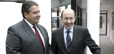 Rubalcaba con Sigmar Gabriel | EFE