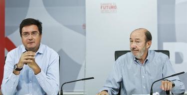 Alfredo Prez Rubalcaba, junto a scar Lpez. | EFE