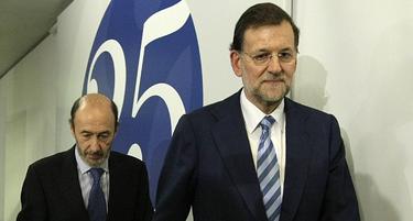 Rubalcaba y Rajoy momentos previos a un debate televisado en las ltimas elecciones | Archivo EFE