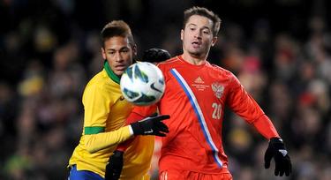 Neymar disputa un balón con Faizulin. | Cordon Press