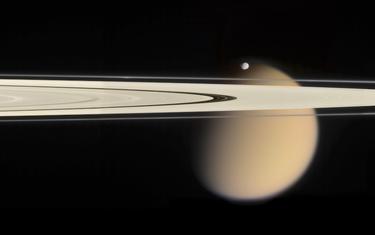 Los anillos de Saturno y su luna Titán. | Corbis