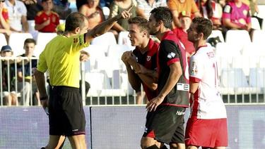 Sa�l (2i) es expulsado en el partido ante el Almer�a. | EFE
