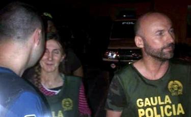 Los españoles María Concepción Marlaska Sedano y Ángel Fernández Sánchez, fotografiados por los agentes que los liberaron | EFE