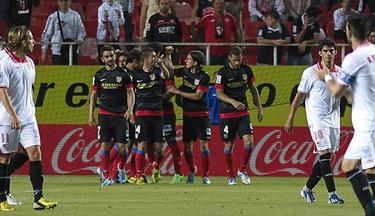 Los jugadores del Atl�tico celebran el �nico tanto del encuentro, obra de Falcao. | EFE