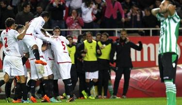 Los jugadores del Sevilla celebran uno de los goles ante el Betis. | EFE