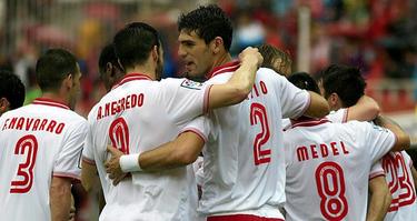 Los jugadores sevillistas celebran uno de los cuatro tantos logrados ante el Zaragoza. | EFE