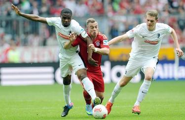 Shaqiri conduce la pelota durante el Bayern-Friburgo. | EFE