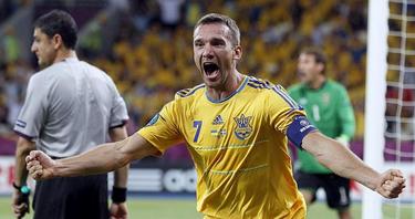 Andrei Shevchenko celebra uno de sus dos goles a Suecia. | EFE