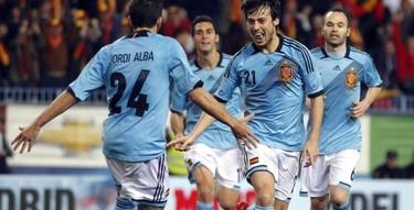 Silva celebra su tanto con Jordi Alba. | EFE