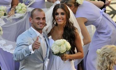 Sneijder, junto a su mujer Yolanthe Cabau durante su boda.