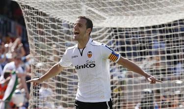 Roberto Soldado celebra un gol con el Valencia. | Archivo