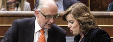 El ministro Montoro y la vicepresidenta Sáenz de Santamaría, en el Congreso.