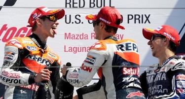 Casey Stoner (i), en el podio junto a Dani Pedrosa (c) y Jorge Lorenzo. | EFE
