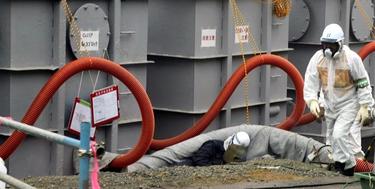 Un empleado de TEPCO revisa los tanques | Efe