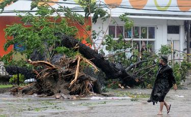El tifn Haiyan mantiene rfagas de viento de hasta 275 kilmetros por hora | Cordon Press