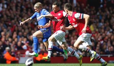 Torres se lleva el balón ante Vermaelen y Koscielny. | Cordon Press