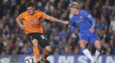 Fernando Torres disputa un balón con Danny Batth. | Cordon Press