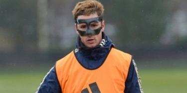 Fernando Torres entrena con una mscara protectora.