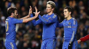 Fernando Torres celebra un gol con Mata y Hazard. | EFE